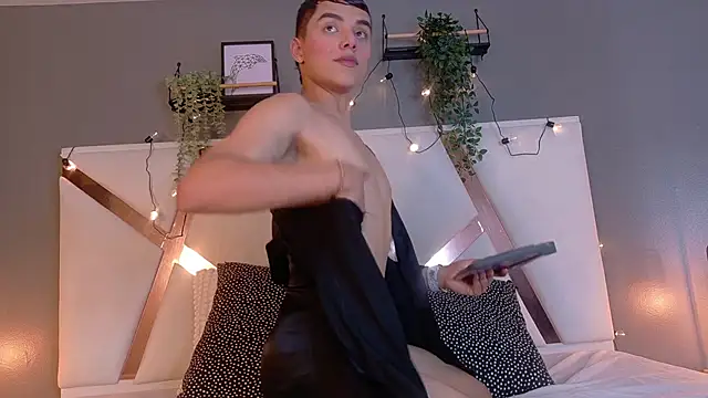 AAronBaker  online show from October 8, 2025, 7:33 pm