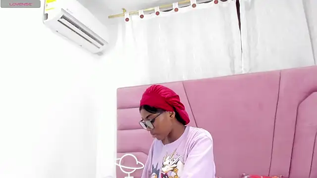 MarianRosse online show from October 19, 2025, 7:47 pm