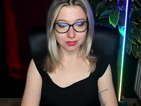 Snapshot of loveHeidi chatting on June 9, 2026, 4:57 am loveHeidi online show from June 9, 2026, 4:57 am