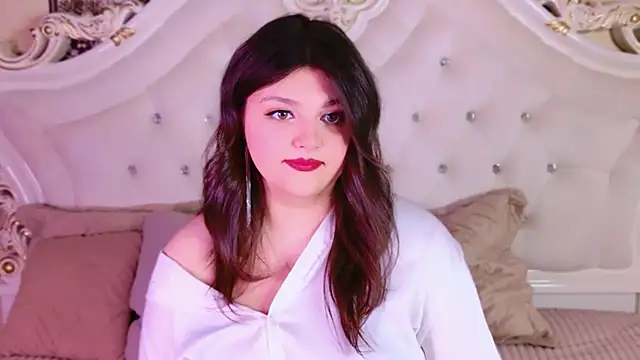 Snapshot of UR_BELLA chatting on October 8, 2025, 11:30 am UR BELLA online show from October 8, 2025, 11:30 am