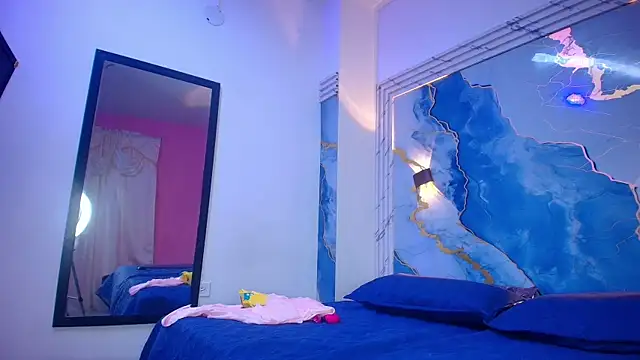 Evelin thompsson online show from September 17, 2025, 3:08 am