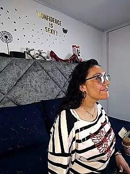 Snapshot of Shantey_Laurent chatting on March 23, 2026, 3:05 pm Shantey Laurent online show from March 23, 2026, 3:05 pm