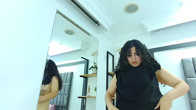 Skyler Fox  online show from January 18, 2026, 8:23 pm