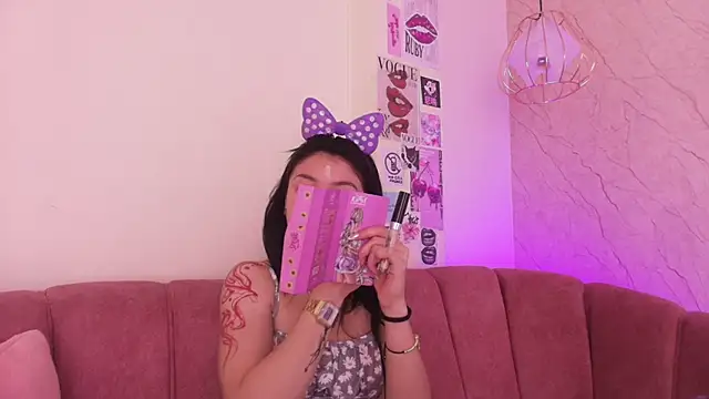 april bennett online show from November 3, 2025, 12:17 pm