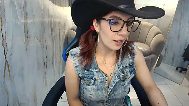 nadia r  online show from July 4, 2026, 7:42 pm