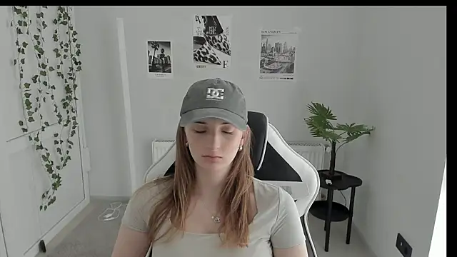 NeyliDream online show from May 28, 2026, 12:24 pm