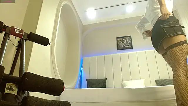 kendra lux1 online show from October 31, 2025, 1:23 pm