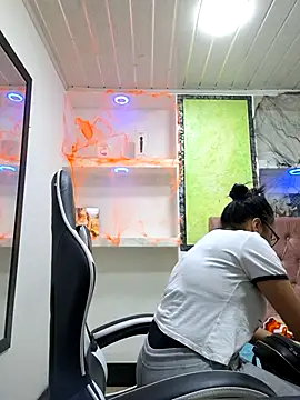 susan mooree online show from October 28, 2025, 6:43 pm