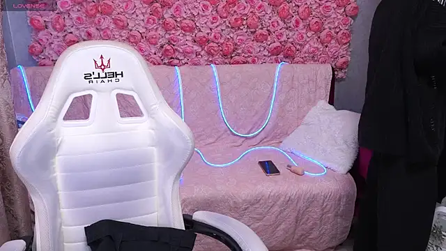 FoxyMayy online show from April 13, 2026, 4:18 am