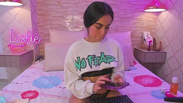 Leslie Bussh  online show from October 16, 2025, 3:24 pm