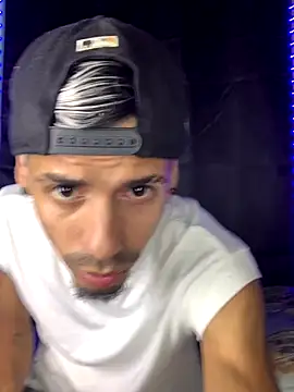 Snapshot of Alexx_1214 chatting on October 9, 2025, 2:20 am Alexx 1214 online show from October 9, 2025, 2:20 am