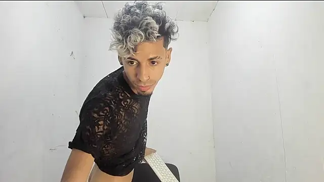 Snapshot of Alexx_1214 chatting on October 14, 2025, 1:50 am Alexx 1214 online show from October 14, 2025, 1:50 am