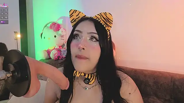 ashlynnlowe  online show from March 10, 2026, 7:19 pm