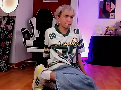 guynextdo0r online show from October 3, 2025, 5:48 am