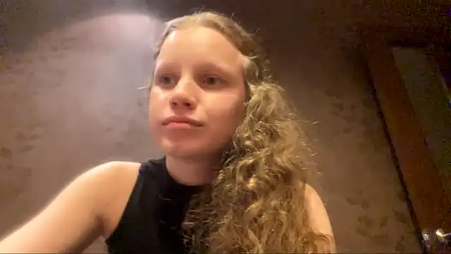 Snapshot of GlyndaCaver chatting on October 11, 2025, 2:04 pm GlyndaCaver online show from October 11, 2025, 2:04 pm