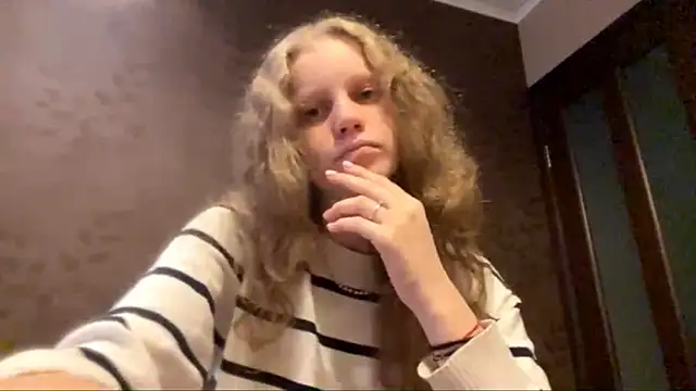 Snapshot of GlyndaCaver chatting on October 21, 2025, 11:33 am GlyndaCaver online show from October 21, 2025, 11:33 am