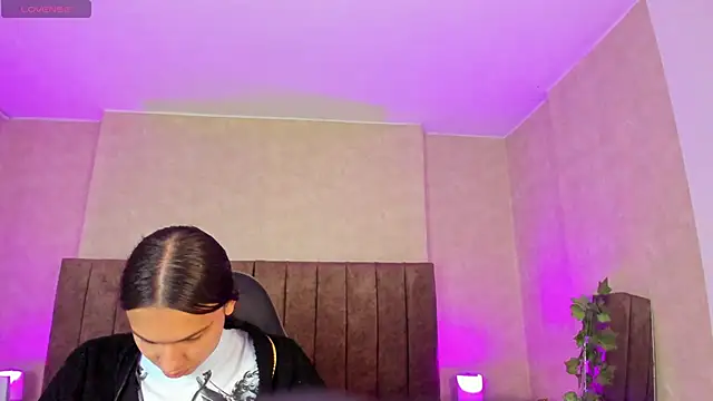 Snapshot of Almaazz chatting on September 14, 2025, 4:06 pm Almaazz online show from September 14, 2025, 4:06 pm