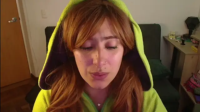 Miacatsito3 online show from October 24, 2025, 4:31 am