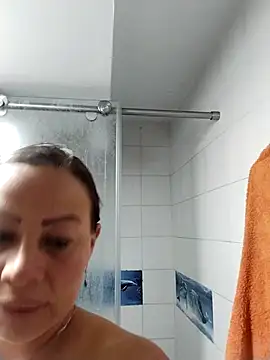 LaraCaliente online show from April 15, 2026, 2:35 pm