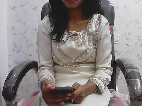 short girl  online show from April 10, 2026, 4:33 pm