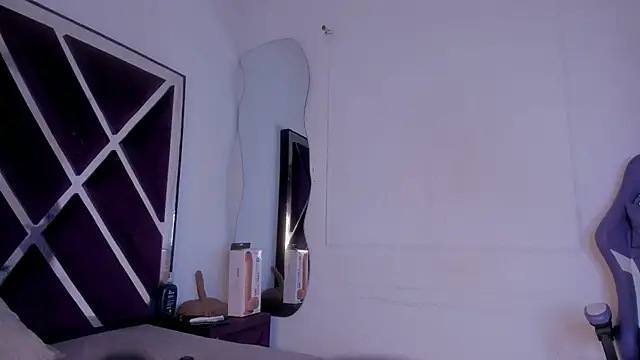 angelkyraasm online show from April 15, 2026, 1:18 pm