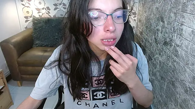 Snapshot of alllyson_ chatting on September 19, 2025, 7:47 pm alllyson online show from September 19, 2025, 7:47 pm