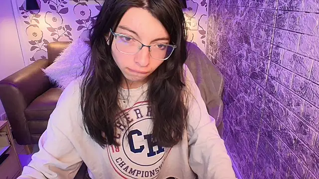 Snapshot of alllyson_ chatting on October 3, 2025, 7:44 pm alllyson online show from October 3, 2025, 7:44 pm