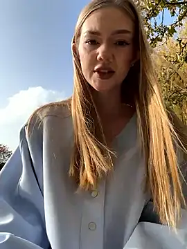 MilaMoone online show from November 17, 2025, 10:21 am