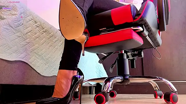 Snapshot of heylovelygirl chatting on February 17, 2026, 2:57 pm heylovelygirl online show from February 17, 2026, 2:57 pm