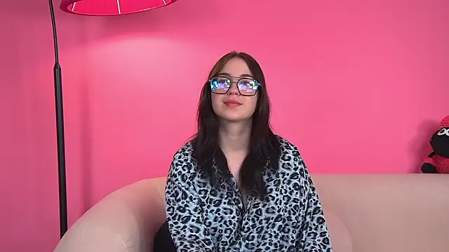 Snapshot of AnneAvery chatting on October 18, 2025, 8:37 am AnneAvery online show from October 18, 2025, 8:37 am