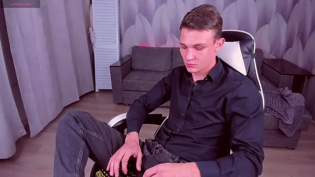 AdamGold01 online show from October 2, 2025, 6:37 pm