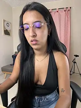 Snapshot of Valerygomez02 chatting on October 11, 2025, 9:35 pm Valerygomez02 online show from October 11, 2025, 9:35 pm