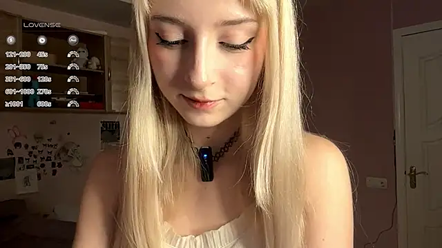 FridaAaberg online show from November 12, 2025, 7:42 am