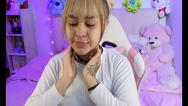 NekoWaifu online show from April 9, 2026, 1:38 pm