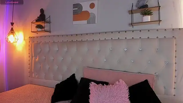 sophiee09  online show from April 17, 2026, 2:09 pm