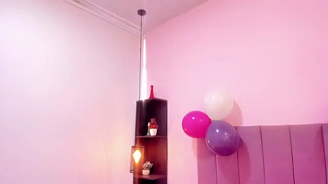 HoollyHendrix online show from November 8, 2025, 7:56 pm