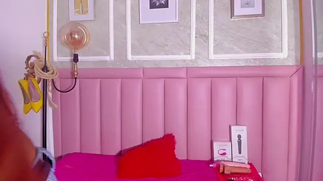 HoollyHendrix online show from February 9, 2026, 8:24 pm