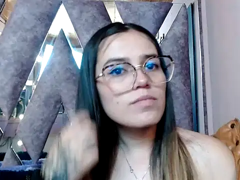 CRISTALHERRANZ online show from October 1, 2025, 9:21 pm