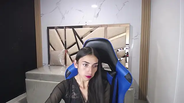 Maily a  online show from November 7, 2025, 8:20 pm