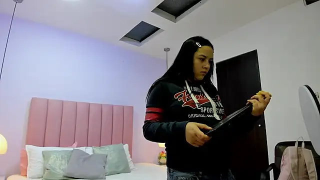 Amy Ferreira online show from November 17, 2025, 11:21 pm