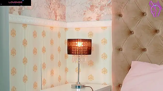 CoraVex online show from October 4, 2025, 3:48 am