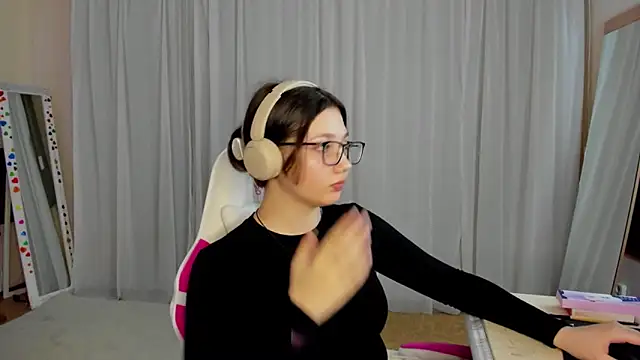 CarolKitty online show from November 3, 2025, 8:15 am