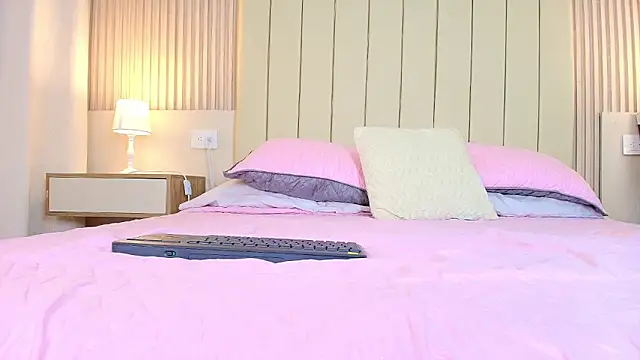 alessia moon1 online show from February 11, 2026, 12:10 pm