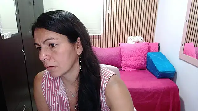 camilavargas  online show from April 16, 2026, 9:39 pm