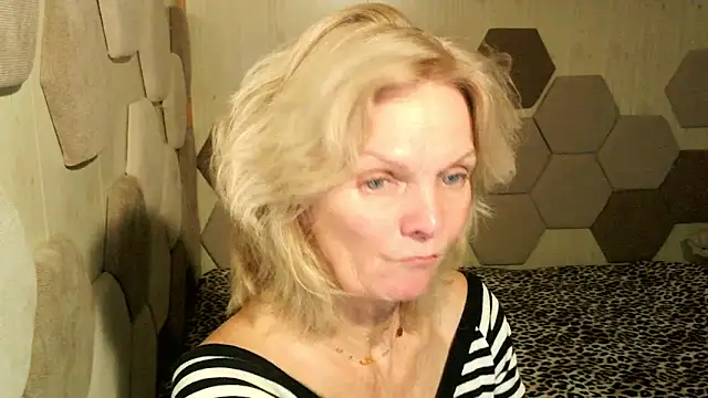Zoe Steell online show from October 17, 2025, 2:19 pm
