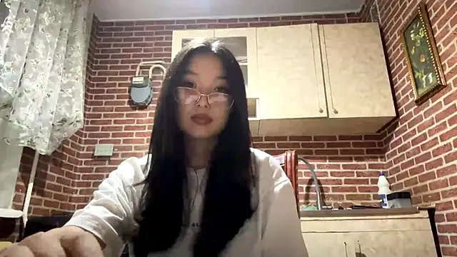 EmmaLeexth online show from October 3, 2025, 1:19 pm