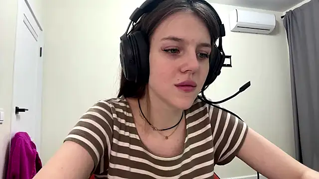 Elira Breeze online show from January 18, 2026, 7:17 pm