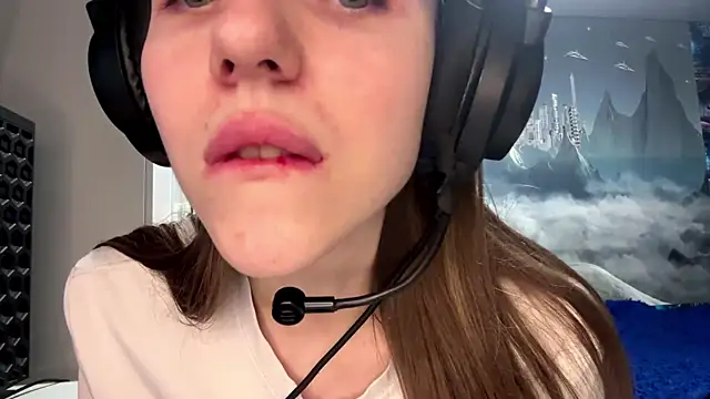 Elira Breeze online show from April 19, 2026, 1:54 pm