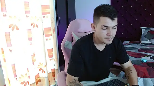 BooyHott  online show from November 21, 2025, 7:34 pm