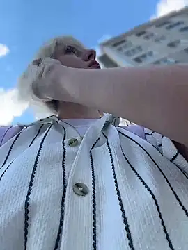 RonnieKiss online show from May 27, 2026, 11:40 am